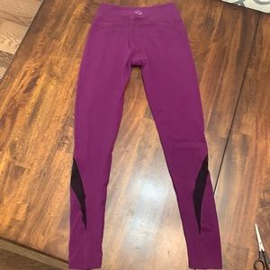 Beyond yoga size small plum leggings with black mesh inserts.